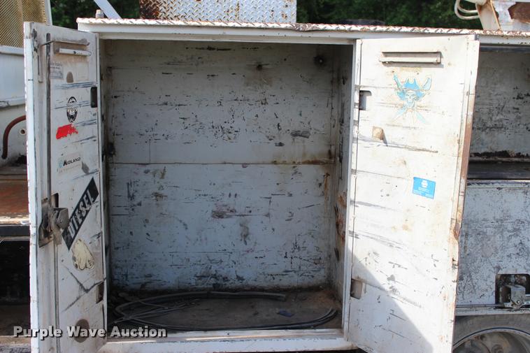 image for item DA2720 2006 GMC C5500 utility truck with crane