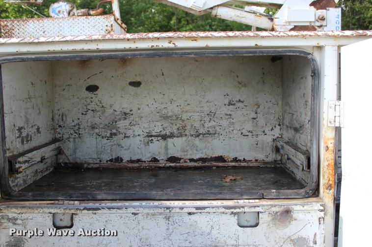 image for item DA2720 2006 GMC C5500 utility truck with crane