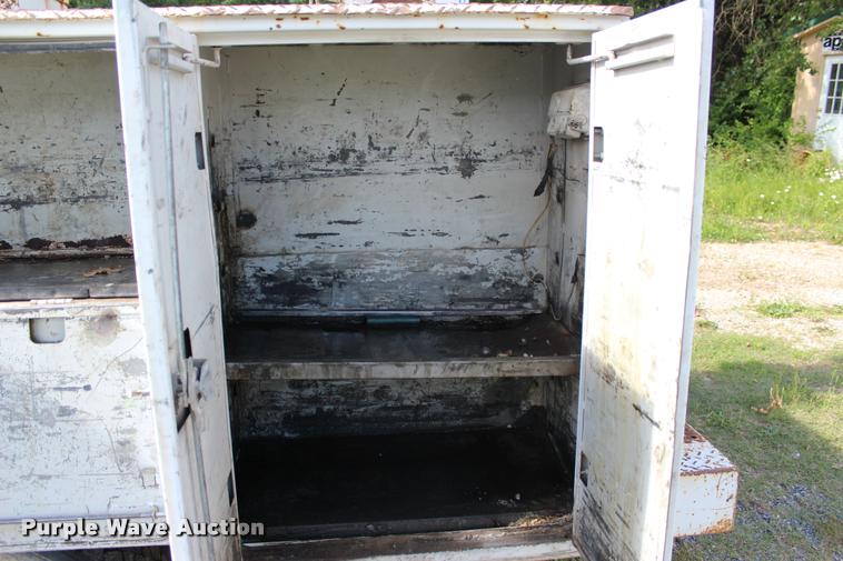 image for item DA2720 2006 GMC C5500 utility truck with crane