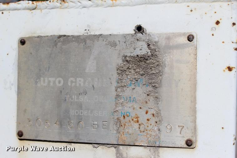 image for item DA2720 2006 GMC C5500 utility truck with crane