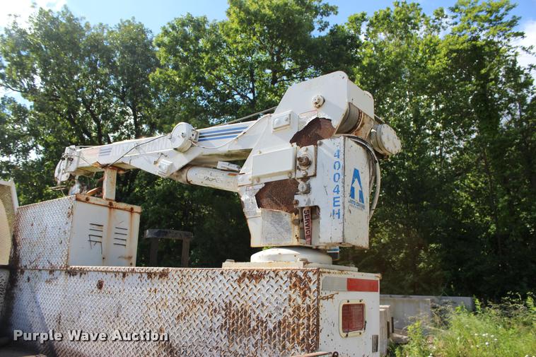 image for item DA2720 2006 GMC C5500 utility truck with crane