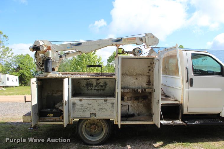 image for item DA2720 2006 GMC C5500 utility truck with crane