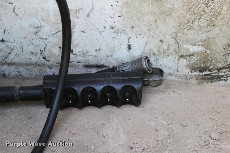 image for item DA2720 2006 GMC C5500 utility truck with crane