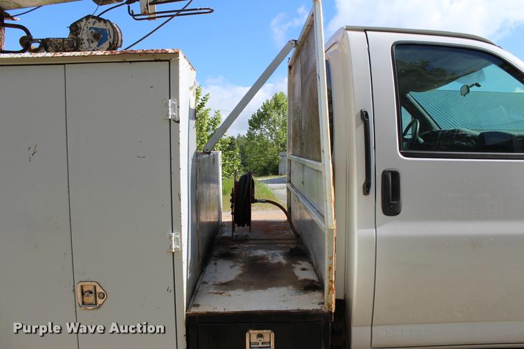 image for item DA2720 2006 GMC C5500 utility truck with crane