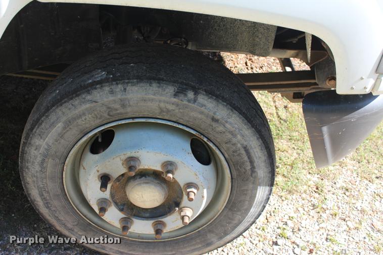 image for item DA2720 2006 GMC C5500 utility truck with crane