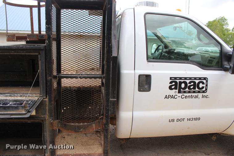 image for item DA2729 2002 Ford F550 flatbed truck