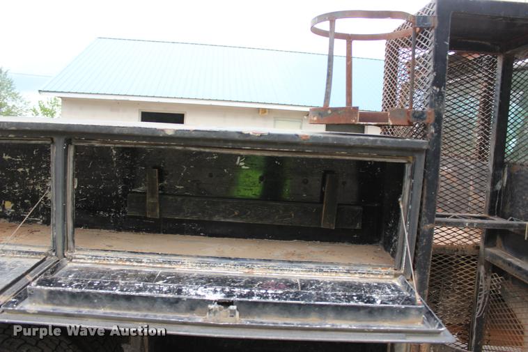 image for item DA2729 2002 Ford F550 flatbed truck