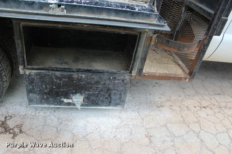 image for item DA2729 2002 Ford F550 flatbed truck