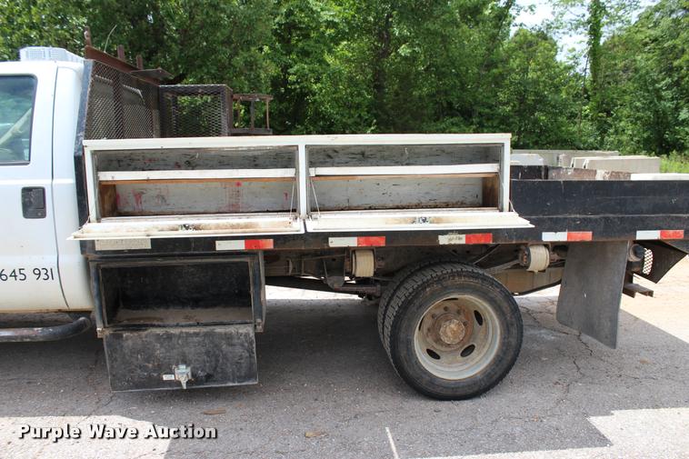 image for item DA2729 2002 Ford F550 flatbed truck