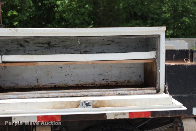 image for item DA2729 2002 Ford F550 flatbed truck