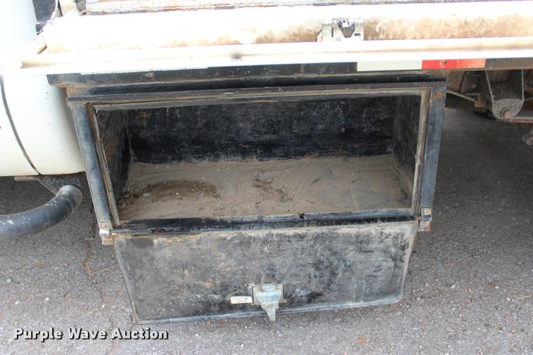 image for item DA2729 2002 Ford F550 flatbed truck