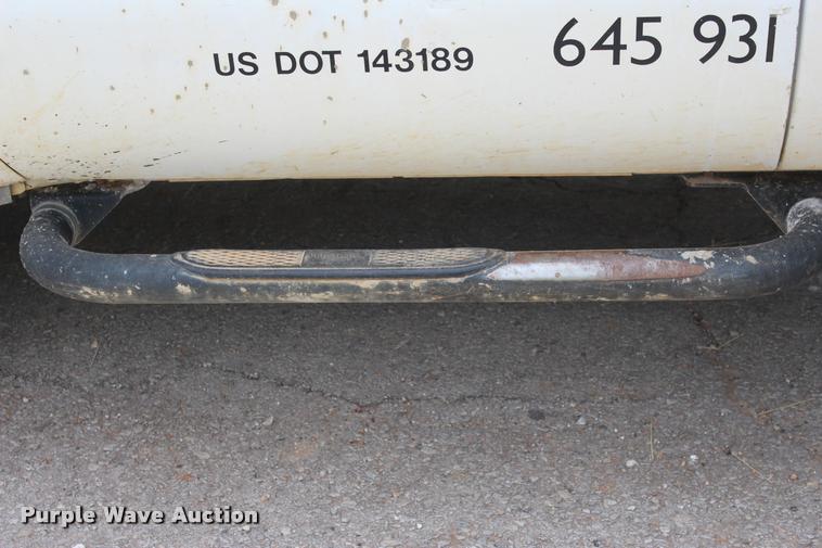 image for item DA2729 2002 Ford F550 flatbed truck