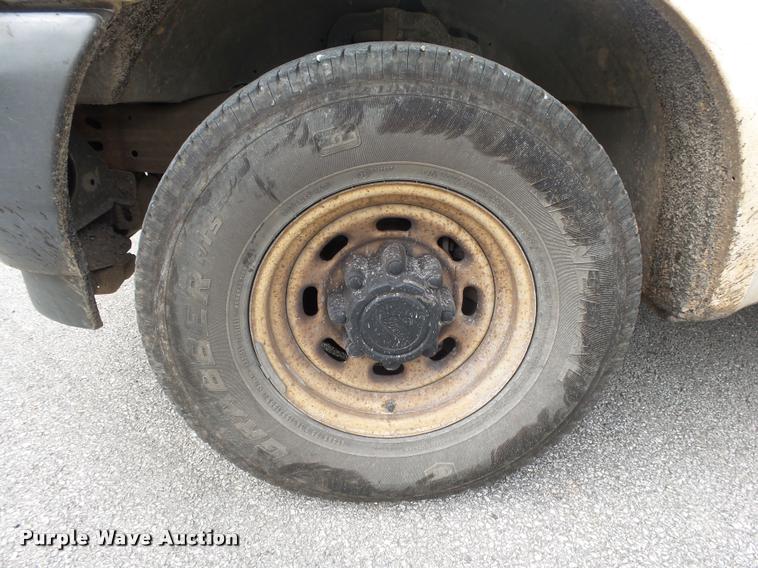 image for item DA2732 2003 Ford F250 Super Duty flatbed pickup truck