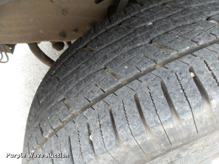 image for item DA2732 2003 Ford F250 Super Duty flatbed pickup truck