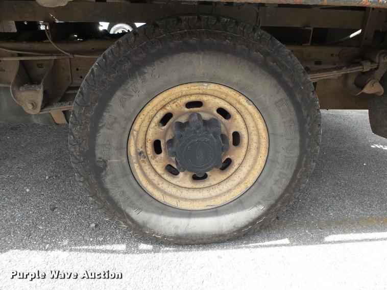 image for item DA2732 2003 Ford F250 Super Duty flatbed pickup truck