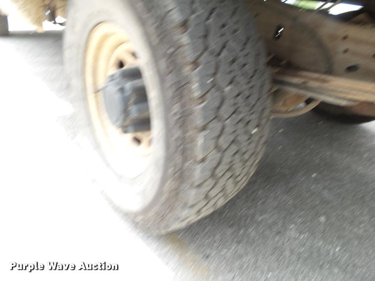 image for item DA2732 2003 Ford F250 Super Duty flatbed pickup truck