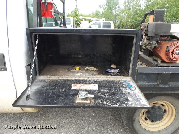 image for item DA2732 2003 Ford F250 Super Duty flatbed pickup truck