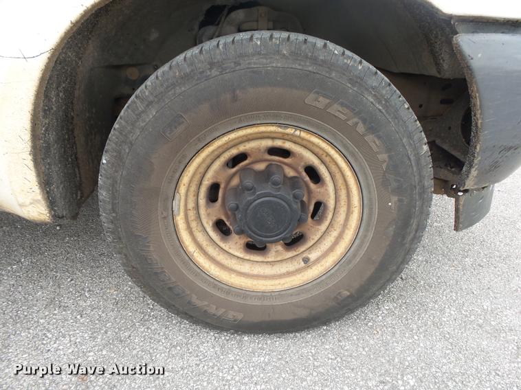 image for item DA2732 2003 Ford F250 Super Duty flatbed pickup truck