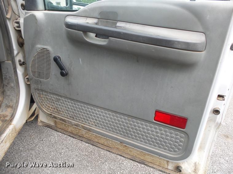 image for item DA2732 2003 Ford F250 Super Duty flatbed pickup truck