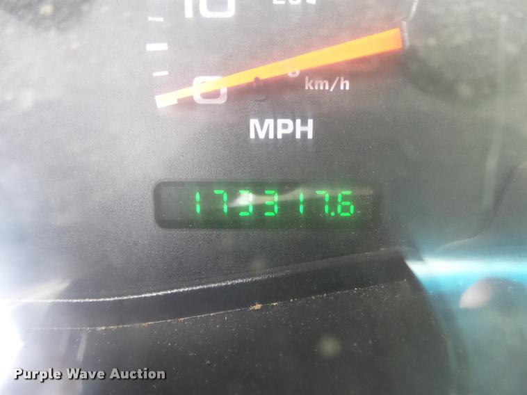 image for item DA2732 2003 Ford F250 Super Duty flatbed pickup truck