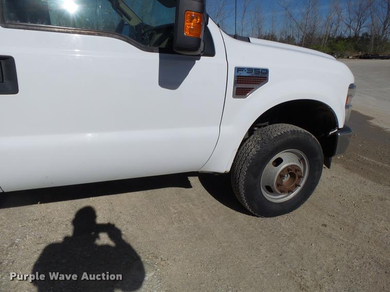 image for item DA3445 2010 Ford F350 Super Duty Crew Cab flatbed pickup truck