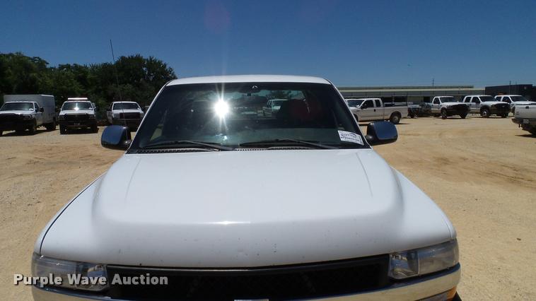 image for item DA6223 2002 Chevrolet Silverado 2500HD Ext. Cab pickup truck