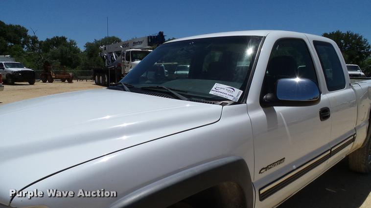image for item DA6223 2002 Chevrolet Silverado 2500HD Ext. Cab pickup truck