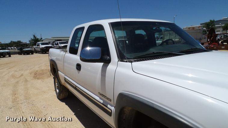 image for item DA6223 2002 Chevrolet Silverado 2500HD Ext. Cab pickup truck