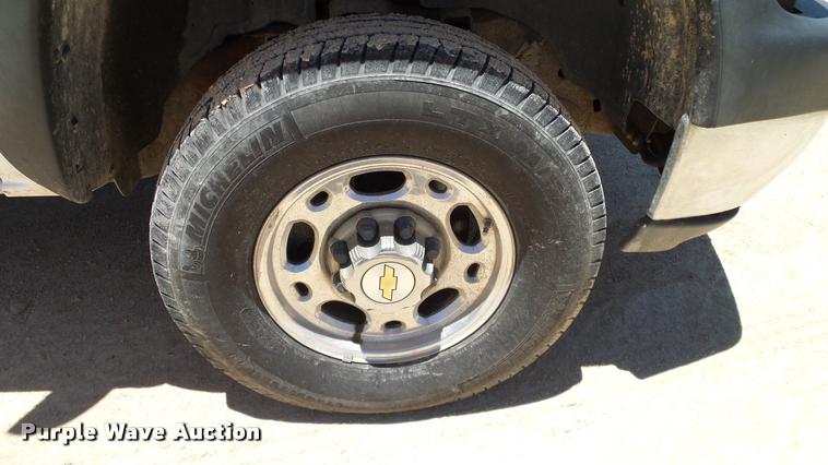 image for item DA6223 2002 Chevrolet Silverado 2500HD Ext. Cab pickup truck