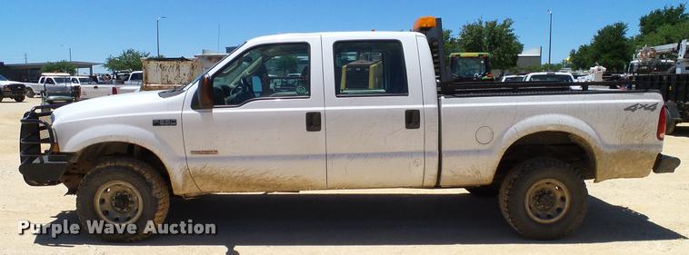 image for item DA6225 2004 Ford F350 Super Duty Crew Cab pickup truck