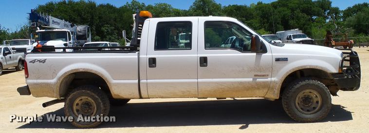 image for item DA6225 2004 Ford F350 Super Duty Crew Cab pickup truck