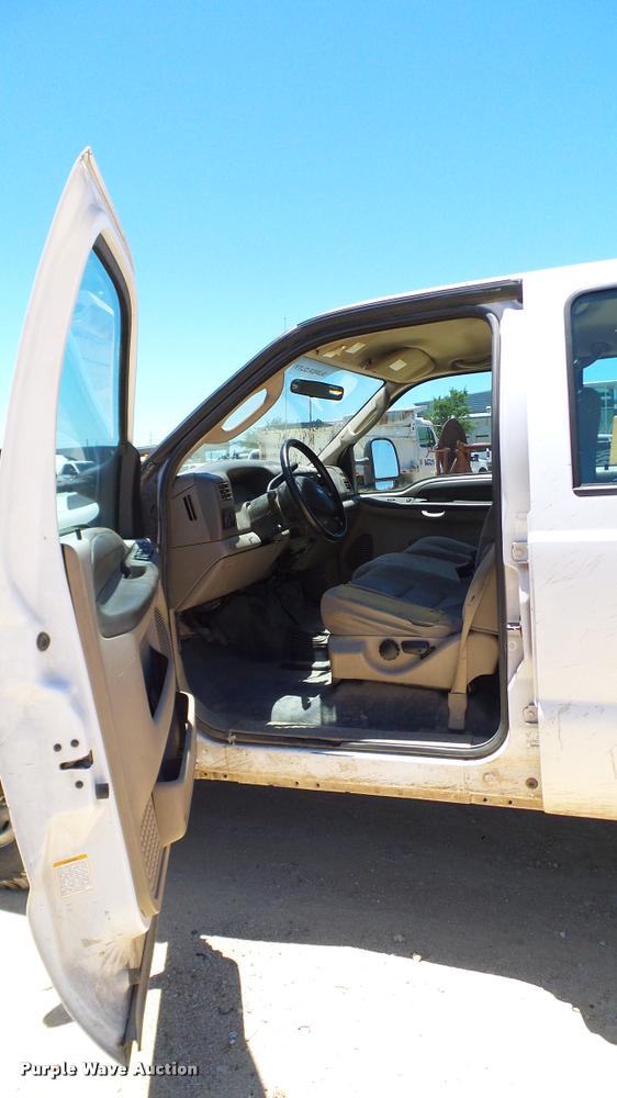 image for item DA6225 2004 Ford F350 Super Duty Crew Cab pickup truck