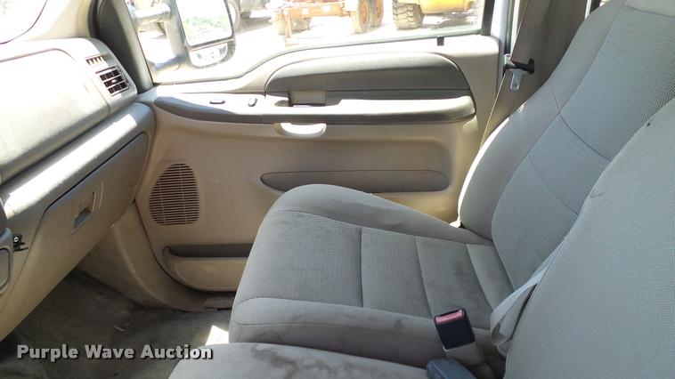 image for item DA6225 2004 Ford F350 Super Duty Crew Cab pickup truck