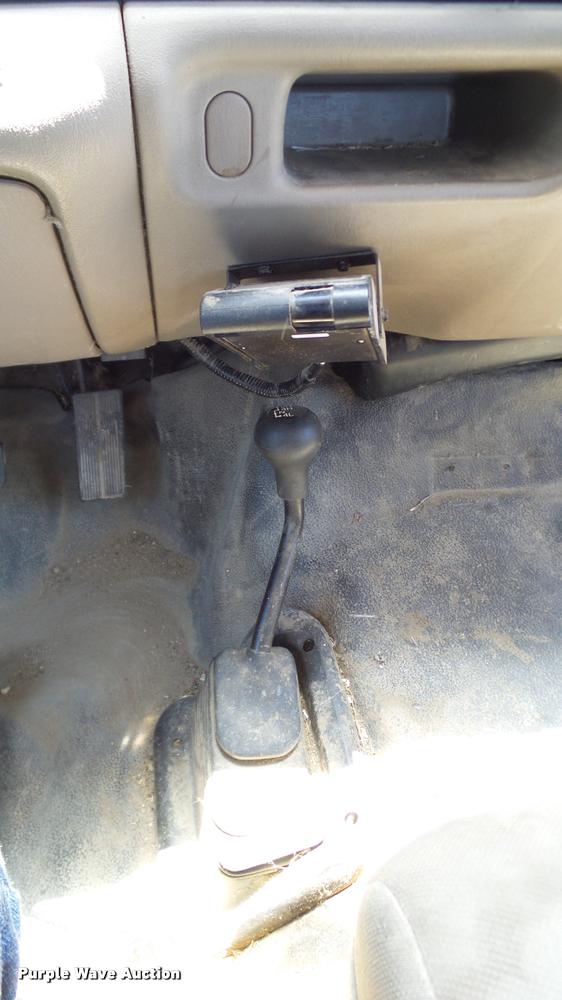 image for item DA6225 2004 Ford F350 Super Duty Crew Cab pickup truck