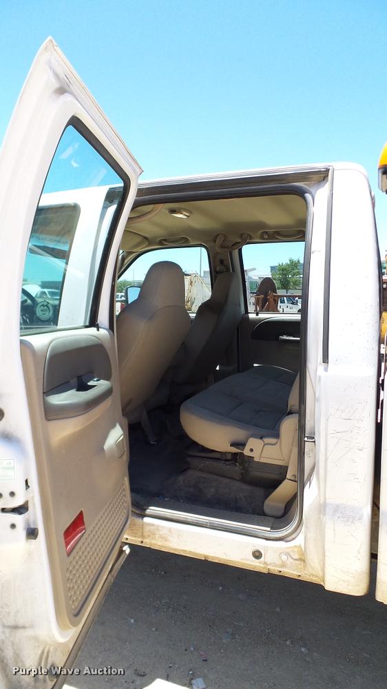 image for item DA6225 2004 Ford F350 Super Duty Crew Cab pickup truck
