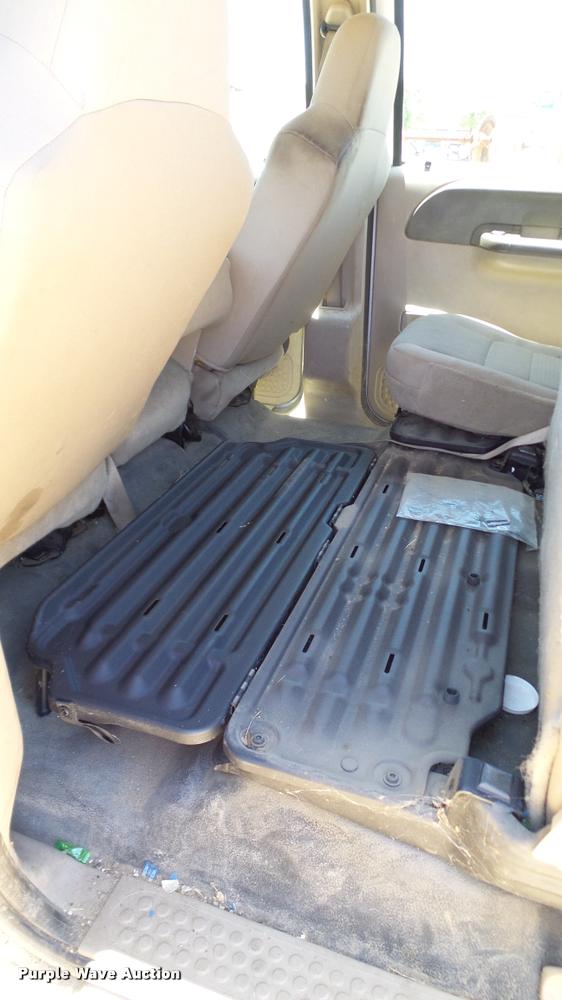 image for item DA6225 2004 Ford F350 Super Duty Crew Cab pickup truck