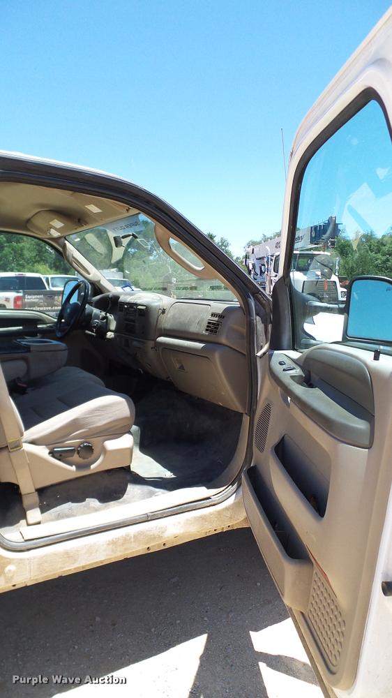 image for item DA6225 2004 Ford F350 Super Duty Crew Cab pickup truck