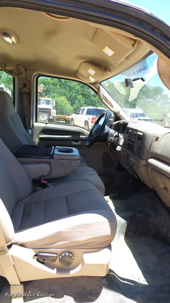 image for item DA6225 2004 Ford F350 Super Duty Crew Cab pickup truck