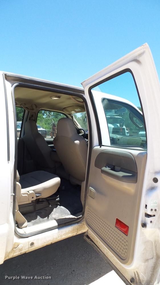 image for item DA6225 2004 Ford F350 Super Duty Crew Cab pickup truck