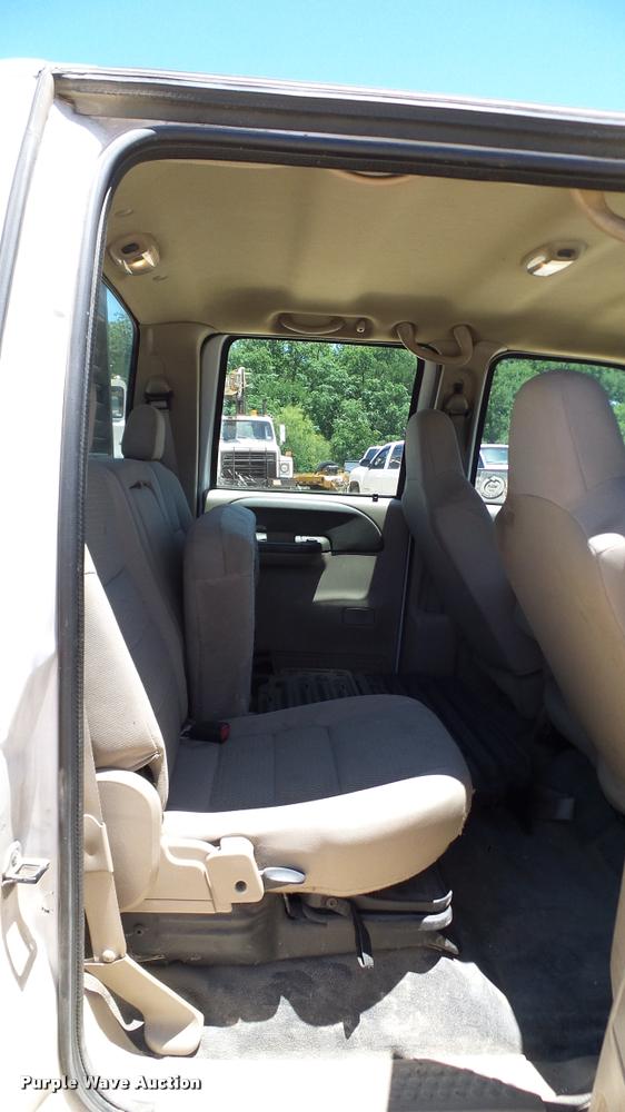 image for item DA6225 2004 Ford F350 Super Duty Crew Cab pickup truck