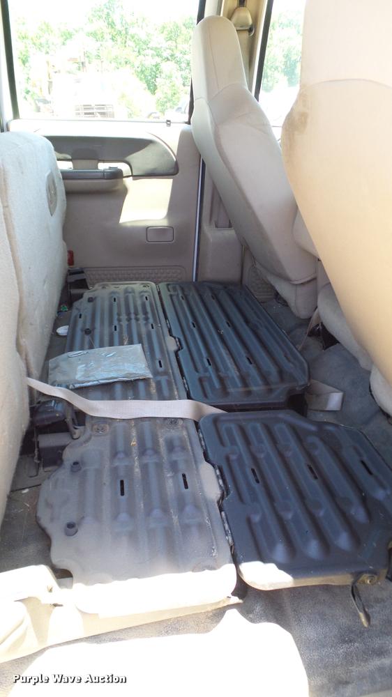 image for item DA6225 2004 Ford F350 Super Duty Crew Cab pickup truck