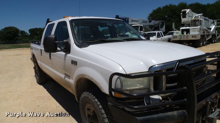 image for item DA6225 2004 Ford F350 Super Duty Crew Cab pickup truck