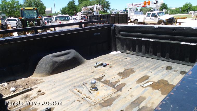 image for item DA6225 2004 Ford F350 Super Duty Crew Cab pickup truck