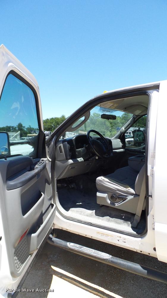 image for item DA6226 2006 Ford F550 Crew Cab truck cab and chassis