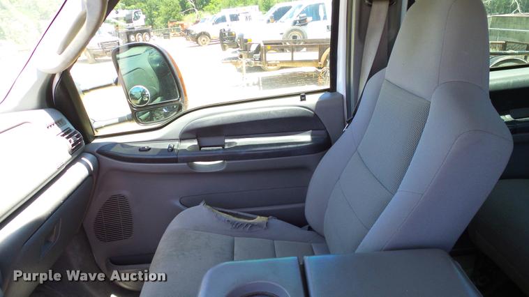 image for item DA6226 2006 Ford F550 Crew Cab truck cab and chassis