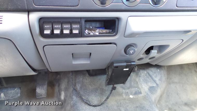 image for item DA6226 2006 Ford F550 Crew Cab truck cab and chassis