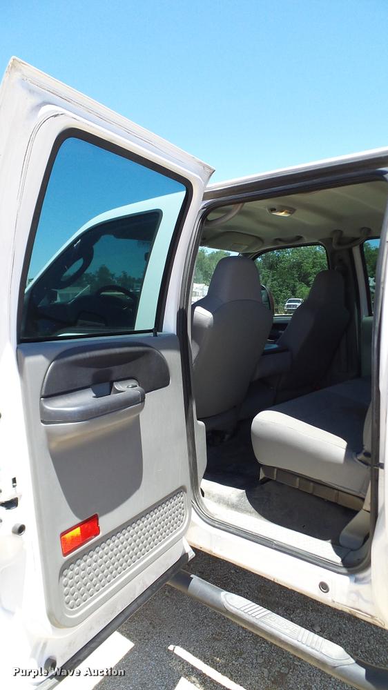 image for item DA6226 2006 Ford F550 Crew Cab truck cab and chassis