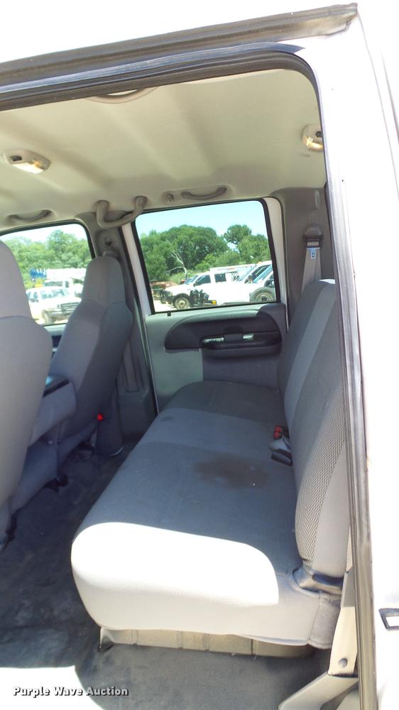 image for item DA6226 2006 Ford F550 Crew Cab truck cab and chassis