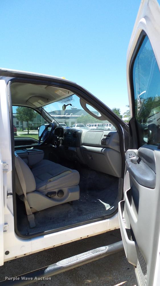 image for item DA6226 2006 Ford F550 Crew Cab truck cab and chassis