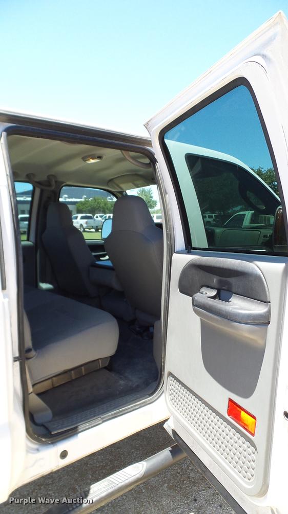 image for item DA6226 2006 Ford F550 Crew Cab truck cab and chassis